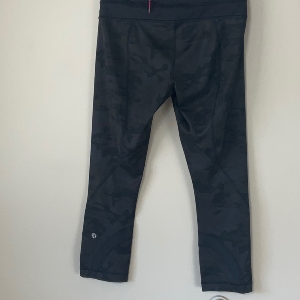 Lululemon camo black capri - Picture 4 of 11